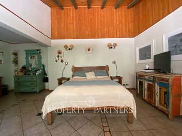 Preciosa casa en parcela rodeada de árboles nativos