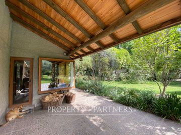 Preciosa casa en parcela rodeada de árboles nativos