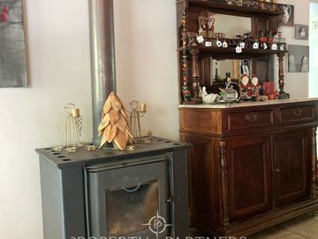 Preciosa casa en parcela rodeada de árboles nativos