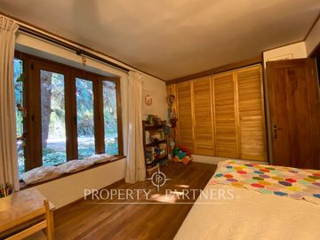 Preciosa casa en parcela rodeada de árboles nativos