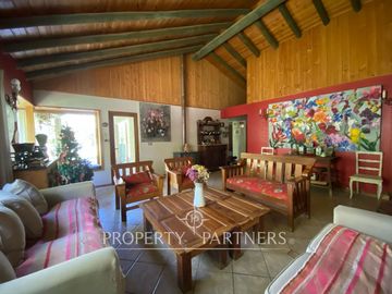 Preciosa casa en parcela rodeada de árboles nativos