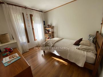 Preciosa casa en parcela rodeada de árboles nativos