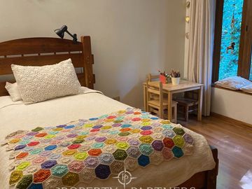 Preciosa casa en parcela rodeada de árboles nativos