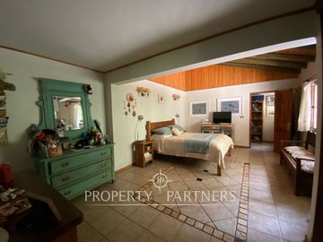 Preciosa casa en parcela rodeada de árboles nativos