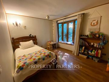 Preciosa casa en parcela rodeada de árboles nativos