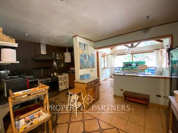 Preciosa casa en parcela rodeada de árboles nativos