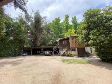 Preciosa casa en parcela rodeada de árboles nativos