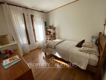Preciosa casa en parcela rodeada de árboles nativos