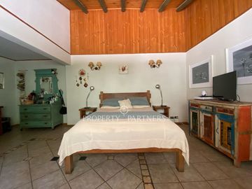 Preciosa casa en parcela rodeada de árboles nativos