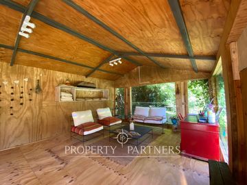 Preciosa casa en parcela rodeada de árboles nativos