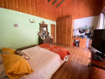 Preciosa casa en parcela rodeada de árboles nativos