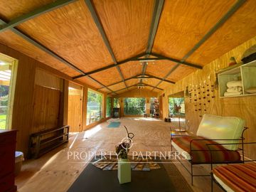 Preciosa casa en parcela rodeada de árboles nativos