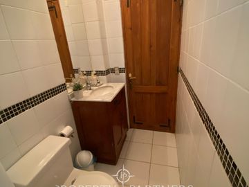 Preciosa casa en parcela rodeada de árboles nativos