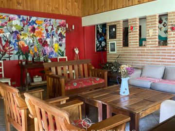 Preciosa casa en parcela rodeada de árboles nativos
