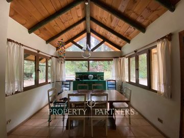 Preciosa casa en parcela rodeada de árboles nativos
