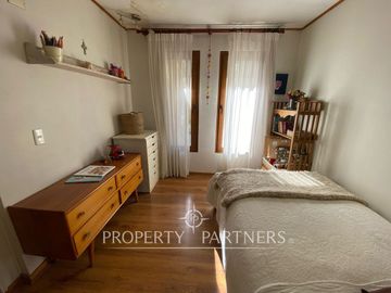 Preciosa casa en parcela rodeada de árboles nativos