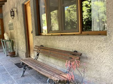 Preciosa casa en parcela rodeada de árboles nativos
