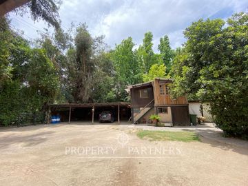 Preciosa casa en parcela rodeada de árboles nativos