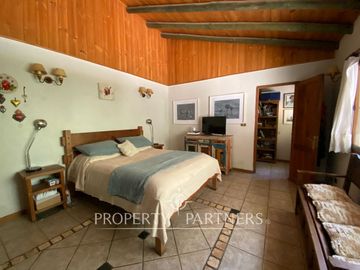 Preciosa casa en parcela rodeada de árboles nativos