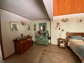 Preciosa casa en parcela rodeada de árboles nativos