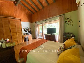 Preciosa casa en parcela rodeada de árboles nativos