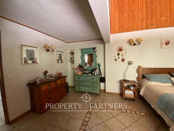 Preciosa casa en parcela rodeada de árboles nativos