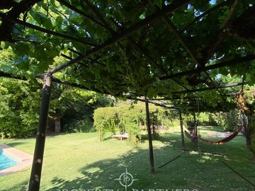 Preciosa casa en parcela rodeada de árboles nativos