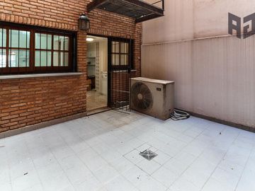 Venta espectacular piso, 5 ambientes, 2 cocheras, baulera, doble balcón y patio en Caballito