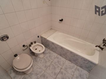 Venta espectacular piso, 5 ambientes, 2 cocheras, baulera, doble balcón y patio en Caballito