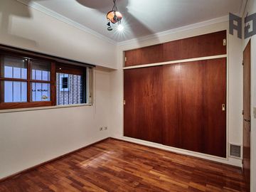 Venta espectacular piso, 5 ambientes, 2 cocheras, baulera, doble balcón y patio en Caballito