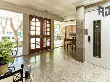 Venta espectacular piso, 5 ambientes, 2 cocheras, baulera, doble balcón y patio en Caballito