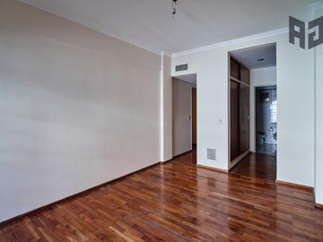 Venta espectacular piso, 5 ambientes, 2 cocheras, baulera, doble balcón y patio en Caballito