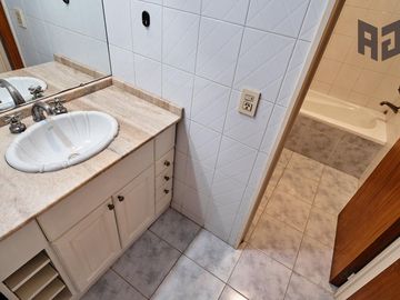 Venta espectacular piso, 5 ambientes, 2 cocheras, baulera, doble balcón y patio en Caballito