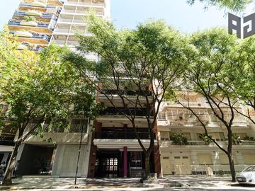 Venta espectacular piso, 5 ambientes, 2 cocheras, baulera, doble balcón y patio en Caballito