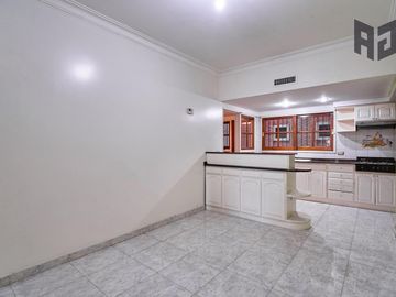 Venta espectacular piso, 5 ambientes, 2 cocheras, baulera, doble balcón y patio en Caballito