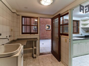 Venta espectacular piso, 5 ambientes, 2 cocheras, baulera, doble balcón y patio en Caballito
