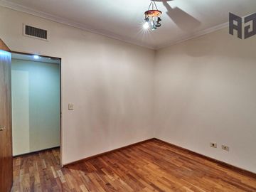 Venta espectacular piso, 5 ambientes, 2 cocheras, baulera, doble balcón y patio en Caballito