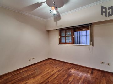 Venta espectacular piso, 5 ambientes, 2 cocheras, baulera, doble balcón y patio en Caballito