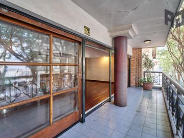Venta espectacular piso, 5 ambientes, 2 cocheras, baulera, doble balcón y patio en Caballito