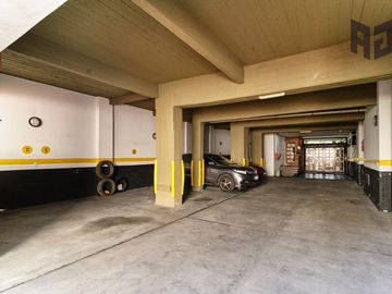 Venta espectacular piso, 5 ambientes, 2 cocheras, baulera, doble balcón y patio en Caballito