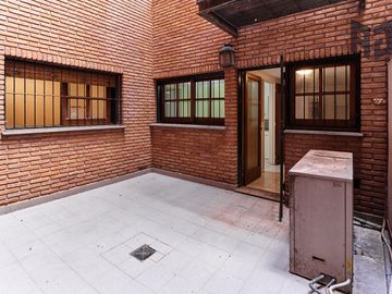Venta espectacular piso, 5 ambientes, 2 cocheras, baulera, doble balcón y patio en Caballito