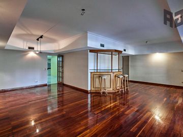 Venta espectacular piso, 5 ambientes, 2 cocheras, baulera, doble balcón y patio en Caballito