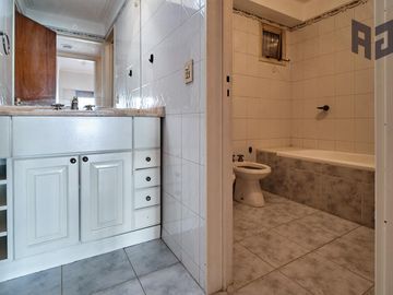 Venta espectacular piso, 5 ambientes, 2 cocheras, baulera, doble balcón y patio en Caballito