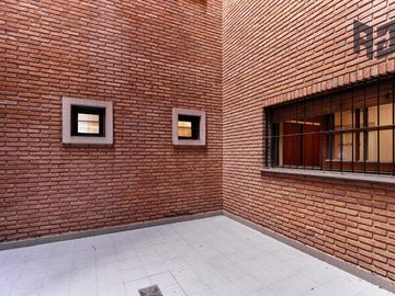 Venta espectacular piso, 5 ambientes, 2 cocheras, baulera, doble balcón y patio en Caballito