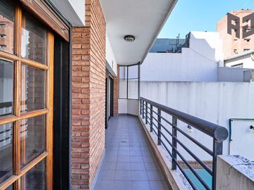 Venta espectacular piso, 5 ambientes, 2 cocheras, baulera, doble balcón y patio en Caballito