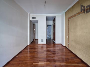 Venta espectacular piso, 5 ambientes, 2 cocheras, baulera, doble balcón y patio en Caballito