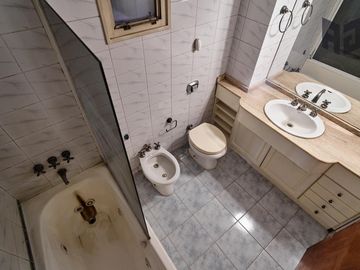 Venta espectacular piso, 5 ambientes, 2 cocheras, baulera, doble balcón y patio en Caballito