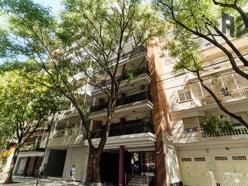 Venta espectacular piso, 5 ambientes, 2 cocheras, baulera, doble balcón y patio en Caballito
