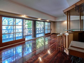 Venta espectacular piso, 5 ambientes, 2 cocheras, baulera, doble balcón y patio en Caballito