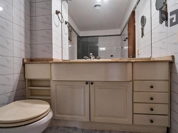 Venta espectacular piso, 5 ambientes, 2 cocheras, baulera, doble balcón y patio en Caballito